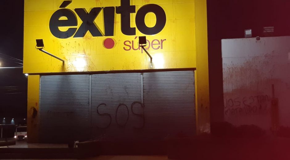 El almacén Éxito de la Avenida del Libertador quedó vandalizado.