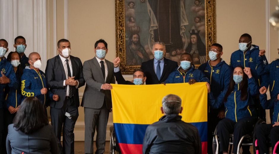 El Mandatario entregó el tricolor a la paratleta Érica Castaño y al para powerlifter Francisco ‘Palo’ Palomeque.