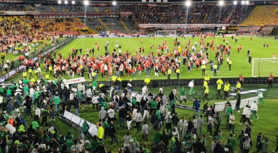 Los hinchas se metieron a la cancha en el estreno de las tribunas.