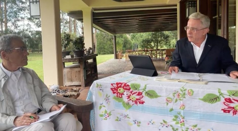 Padre Francisco de Roux y Álvaro Uribe Vélez.
