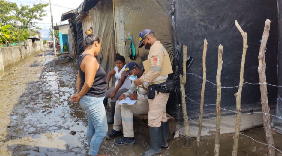 Damnificados reciben atención de emergencia por la creciente del río Cauca.