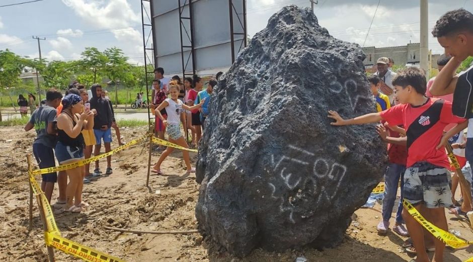 Expertos se acercaron al lugar y tomaron muestras de la piedra.