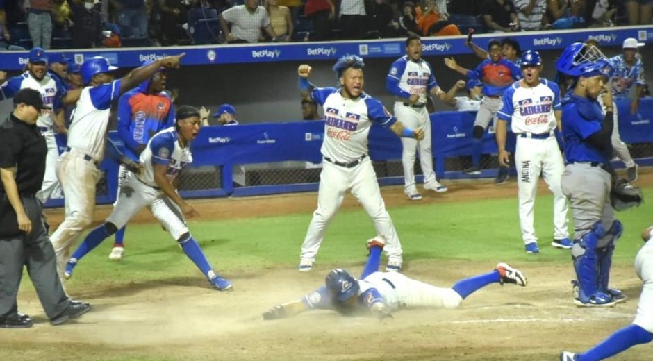 Cristian Mercado Jugadores de Caimanes celebrando la cuarta carrera.