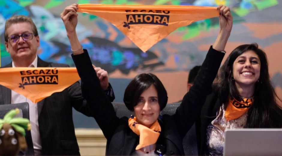 Defensores ambientalistas y representantes del Congreso celebran la ratificación del Acuerdo de Escazú.