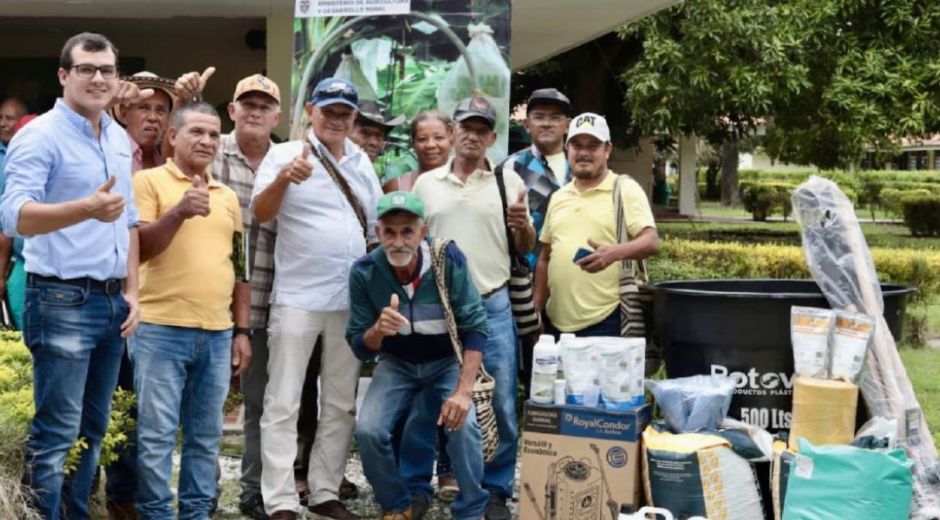 Cortesía Director de Asbama con pequeños y medianos productores de banano.