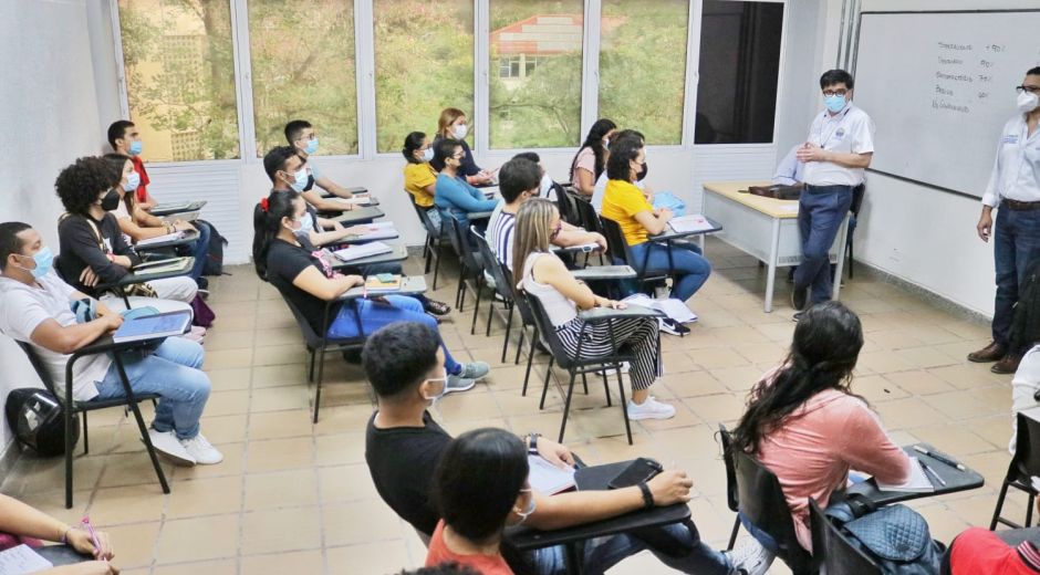 Entre los cerca de 17 mil jóvenes que volvieron a sus salones.