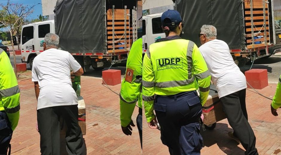 Momentos en que el vendedor, un adulto mayor, es sacado con insultos de la Plaza de Bolívar. 