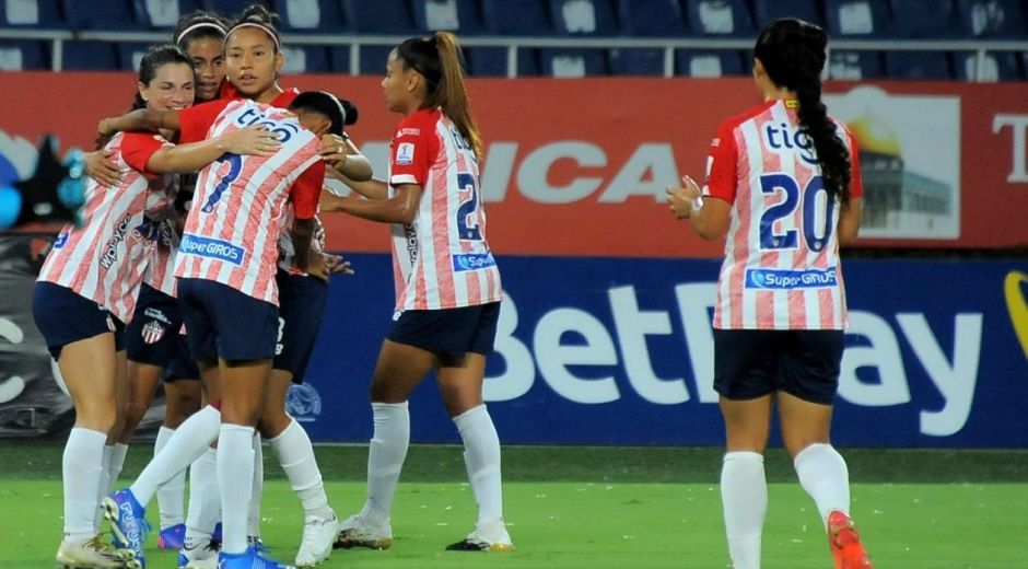 Jugadoras de Junior celebran un gol.