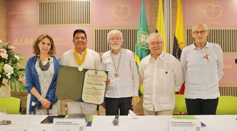 Condecoración al rector de la Universidad del Magdalena.