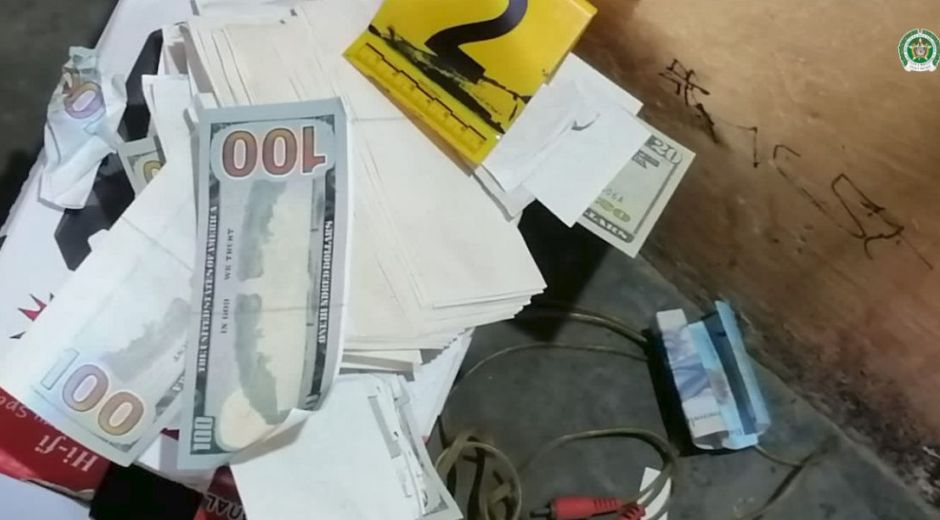 Las divisas extranjeras falsificadas, al parecer, eran enviadas en encomiendas.