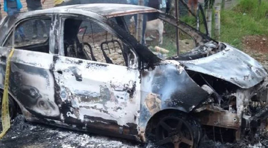 W Radio vehículo incinerado