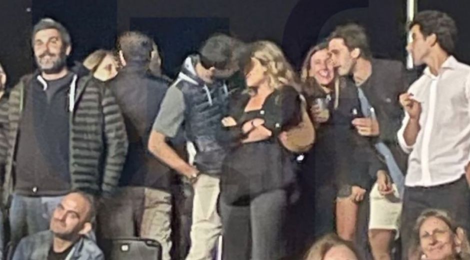 pique y su novia en el concierto