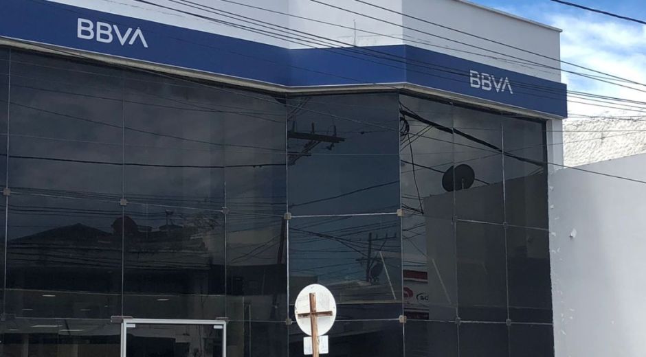 La mujer estaba dentro de la entidad bancaria.