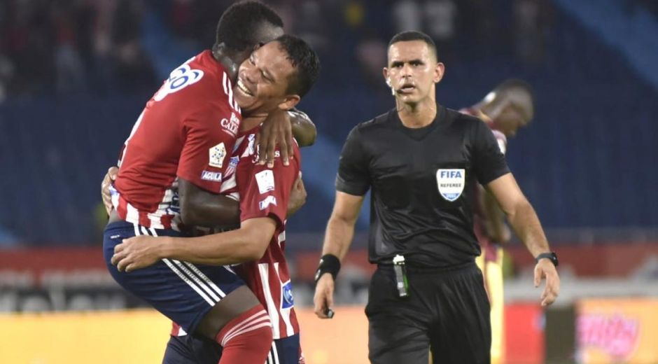 Carlos Bacca celebrando el gol del triunfo.