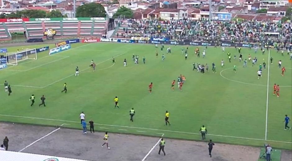 Toma de la cancha por parte de hinchas.