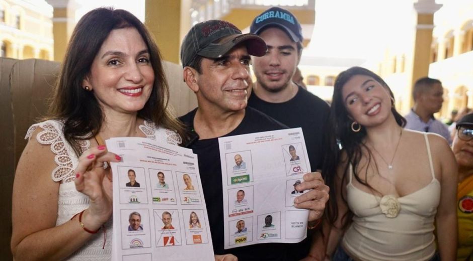 @AlejandroChar El Alcalde electo Alex Char cuando ejerció derecho al voto, al lado de su familia.