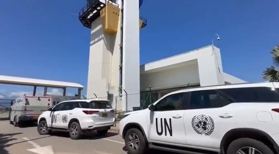 El camión de valores que aparece junto a las dos camionetas de la ONU.