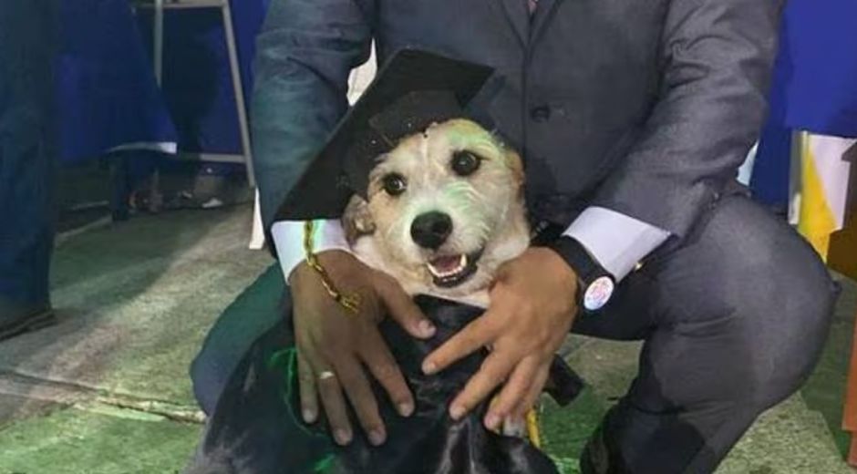 mona en su graduación 