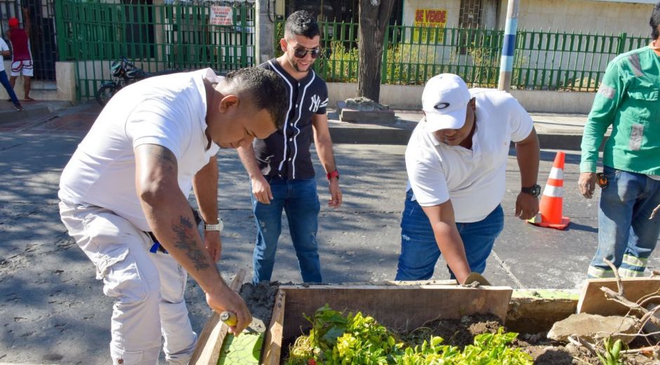 Alcaldía de Santa Marta Los tres conductores tuvieron que arreglar el separador por su cuenta.