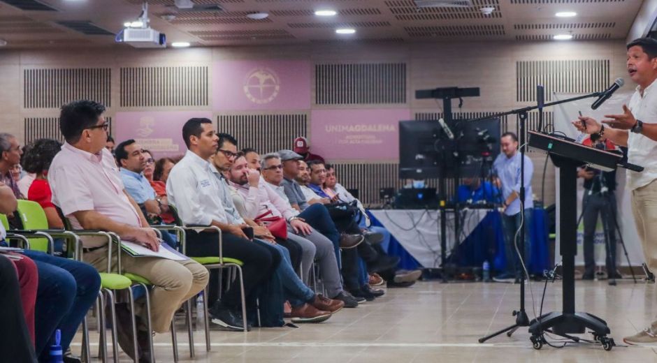 Cortesía Rector Pablo Vera en encuentro con docentes.