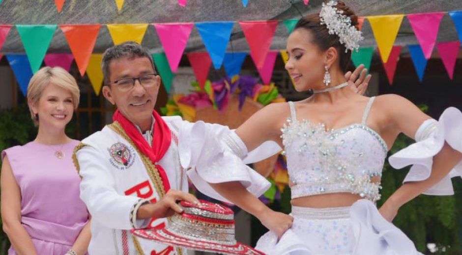 Desde las 5:00 p.m. las puertas del estadio Romelio Martínez se abrirán. Reyes del Carnaval 2023, Natalia De Castro González y Sebastián Guzmán Gallego.