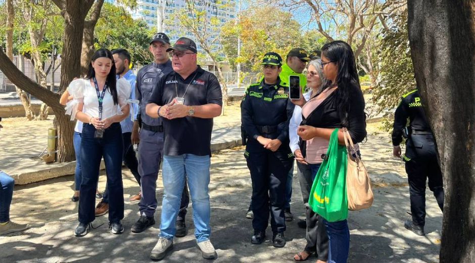 Alejandro Gaviria atendiendo a medios.