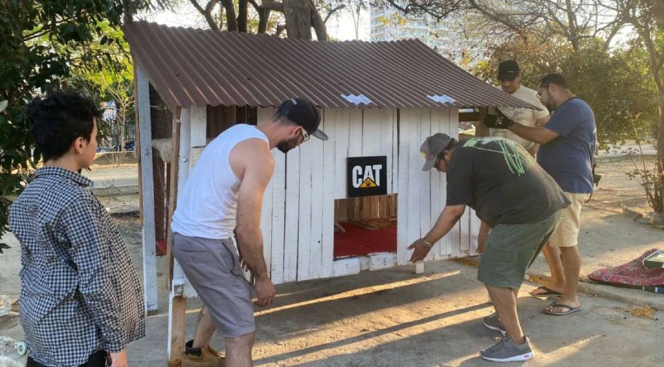 Grupo de compañeros que construyeron el refugio.