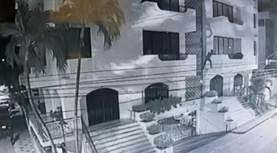 Captura de pantalla. El sujeto ingresó al balcón de un apartamento ubicado en El Rodadero
