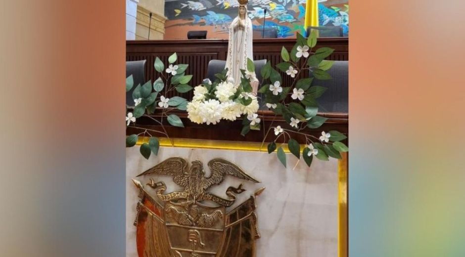 El representante Luis Miguel López compartió esa imagen el día del rezo del Santo Rosario en la Cámara de Representantes