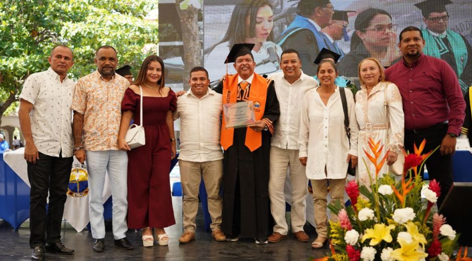 Universidad del Magdalena Rector de Universidad del Magdalena, fue homenajeado