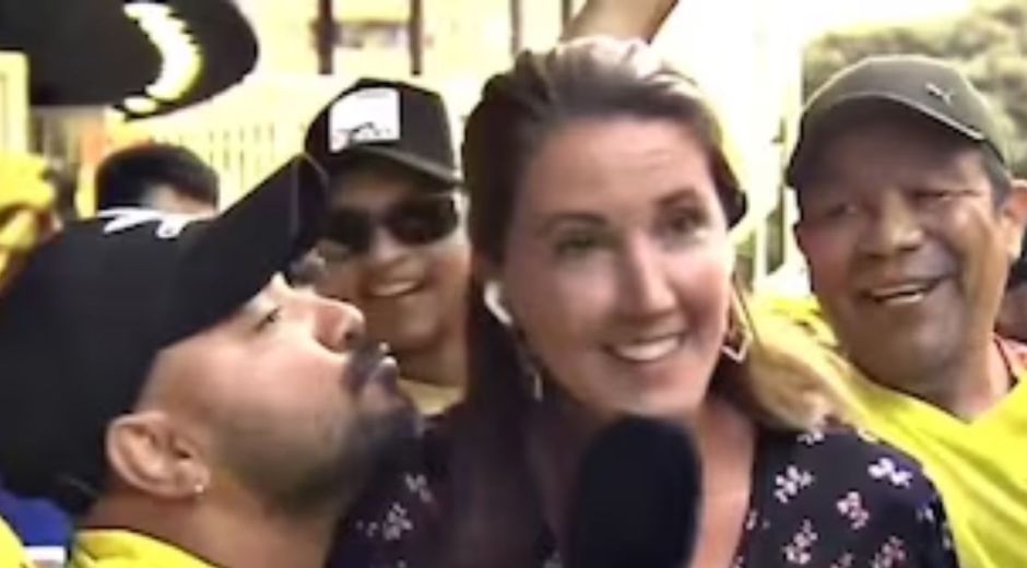 Indignante: hincha colombiano intentó besar a periodista durante una transmisión en vivo