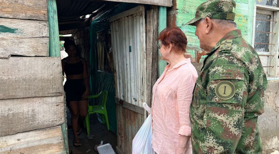 Cortesía Entrega de mercados a hogares vulnerables en medio de sus 50 años de matrimonio