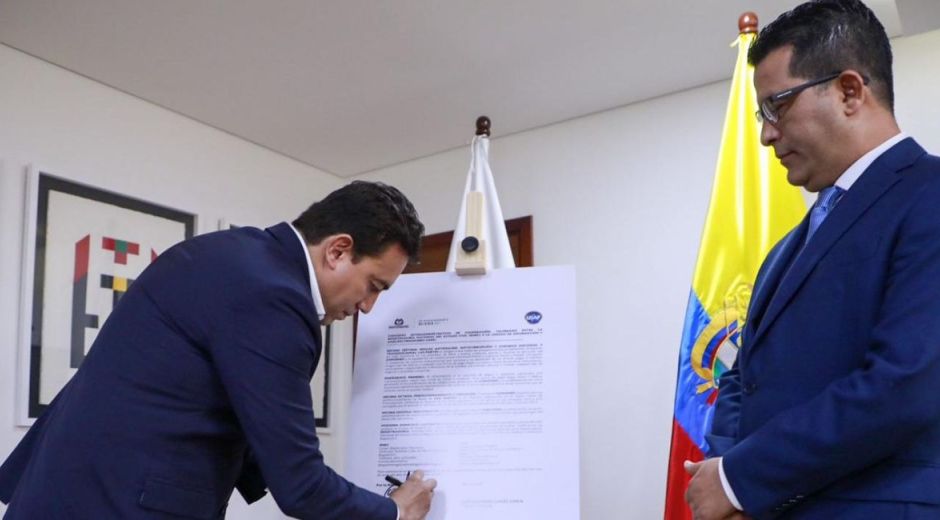 El Registrador Alexander Vega y el el director de la Unidad de Información y Análisis Financiero (UIAF), Luis Eduardo Llinás Chica, durante la firma del convenio.