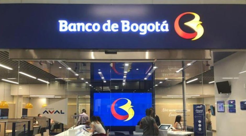 Infobae Los hechos ocurrieron en la sucursal que se encuentra en centro comercial Plaza del Sol en la calle 30 con carrera 30.