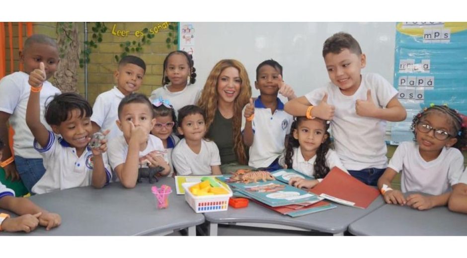 Shakira con los estudiantes beneficiados en el colegio Nuevo Bosque.