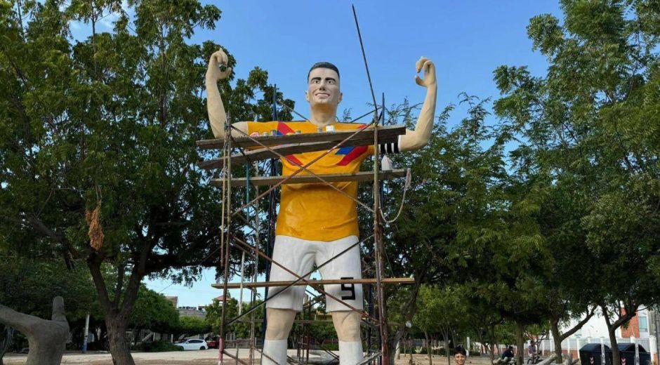 El Tiempo Estatua de Falcao.