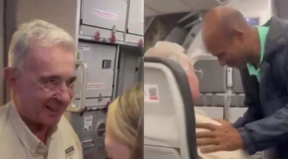 Álvaro Uribe recibiendo saludos en el avión.