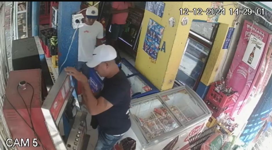 Cortesía Delincuentes quedaron registrados en las cámaras de seguridad del establecimiento.