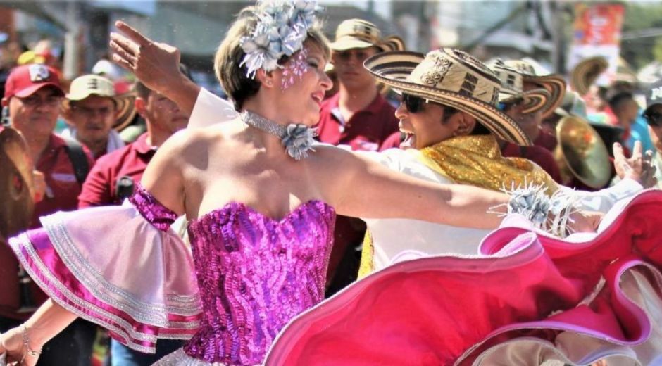 Verónica Alcocer bailando en el Carnaval de Barranquilla 2023.