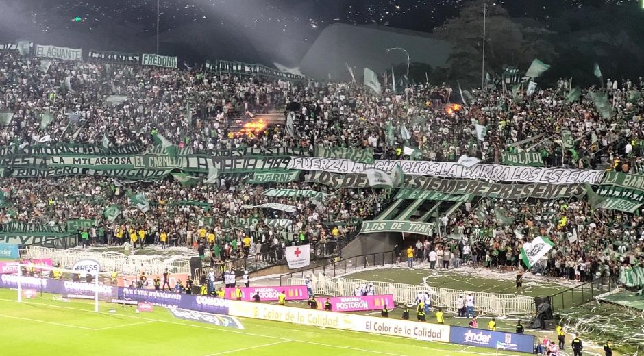 Barristas de Nacional en el Atanasio.