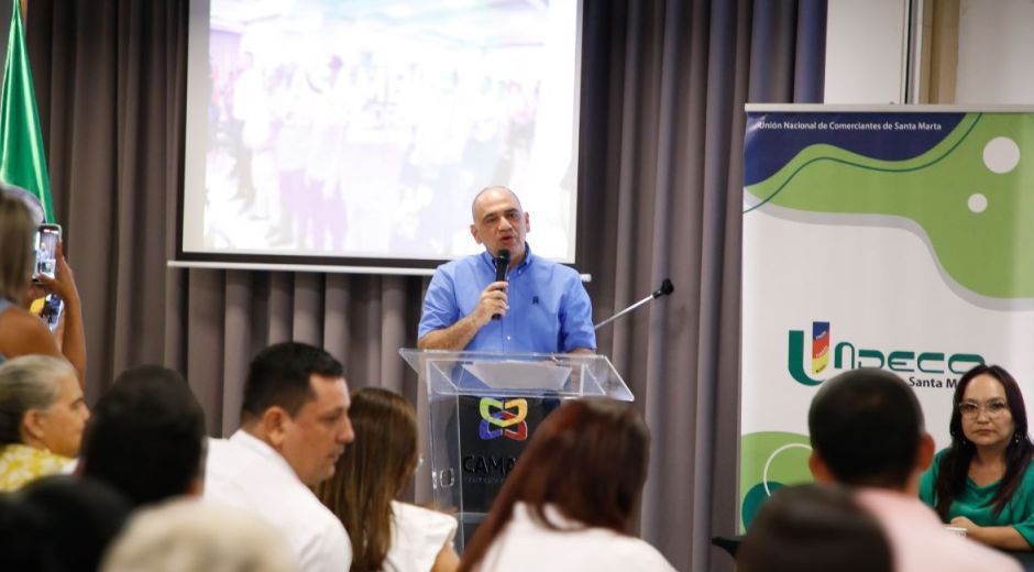 Encuentro del alcalde Carlos Pinedo con líderes de comerciantes en la ciudad.