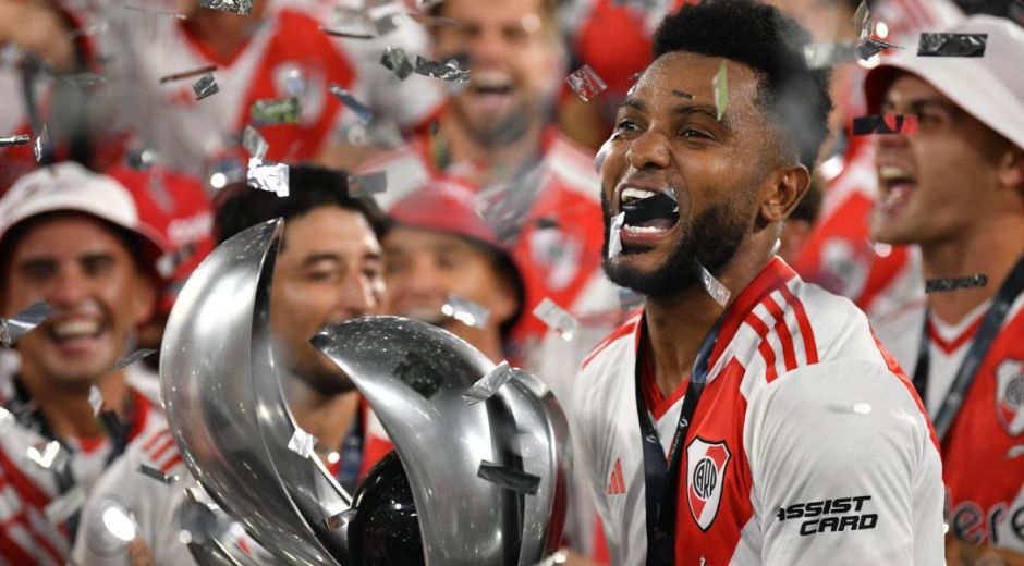 Miguel Ángel Borja celebra con el trofeo que consagró a River campeón de la Supercopa.