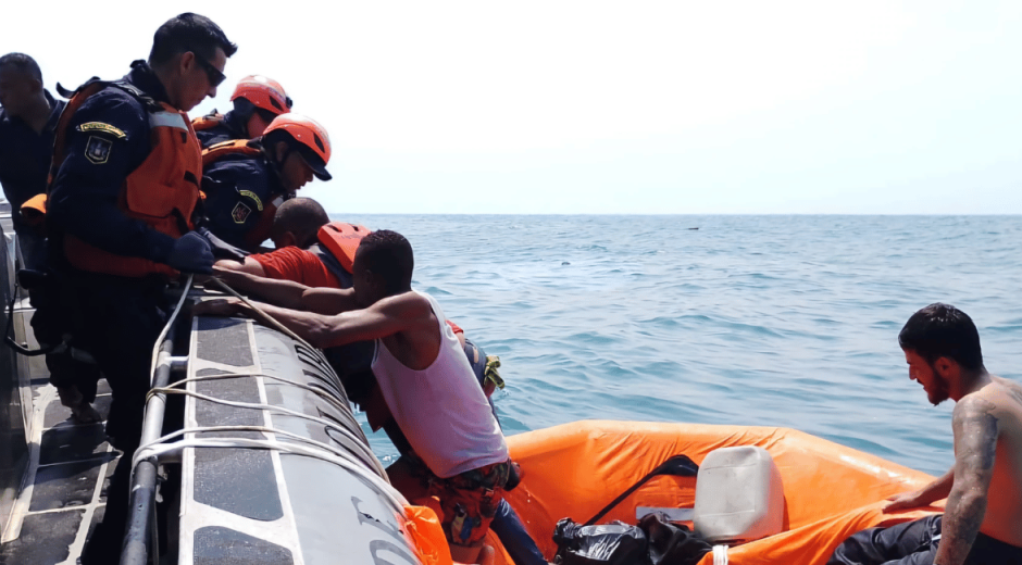  Armada de Colombia rescata 10 personas que habían quedado a la deriva en altamar