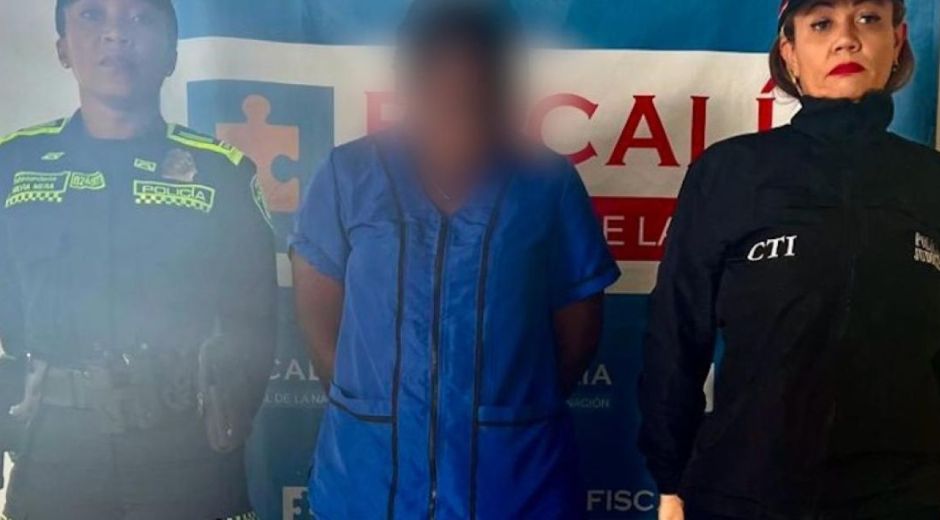 Mujer señalada de quemarle las manos a su hija de 7 años.