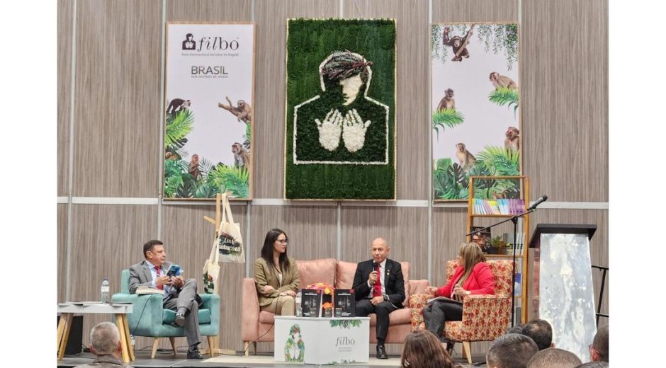 Conversatorio del lanzamiento del libro.