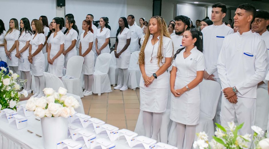 30 estudiantes de noveno semestre del Programa de Enfermería recibieron los símbolos de la luz para iniciar prácticas profesionales.