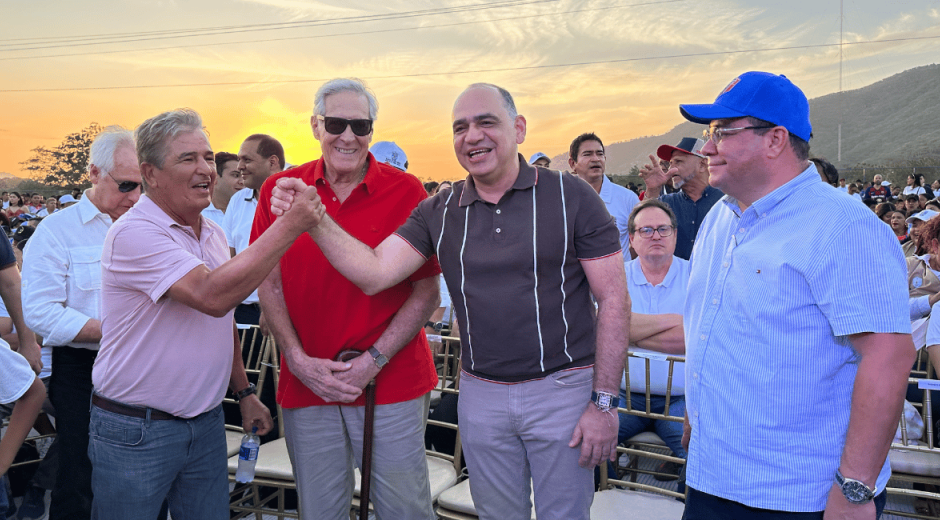 Alcalde Carlos Pinedo y directivos del Unión Magdalena en la entrega del Sierra Nevada