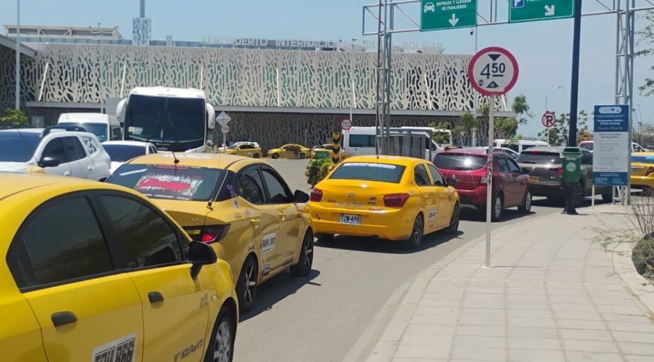 Caos vehicular en el aeropuerto Simón Bolívar.