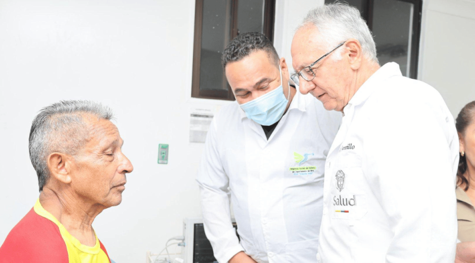 Zona Cero Ministro de Salud, Guillermo Jaramillo, detrás de él María del Carmen Rodríguez, gerente de la ESE de Puerto Gaitán, Meta.