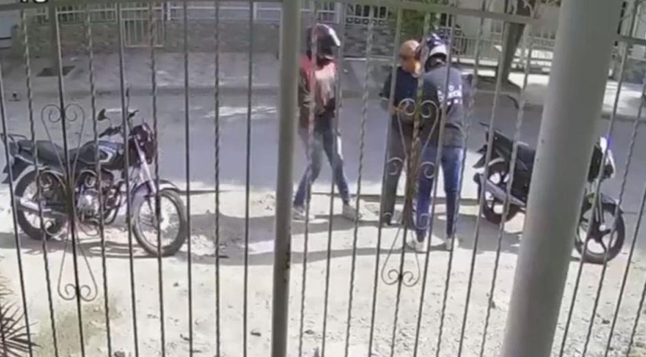 En cuestión de segundos, los delincuentes atracaron al ciudadano.
